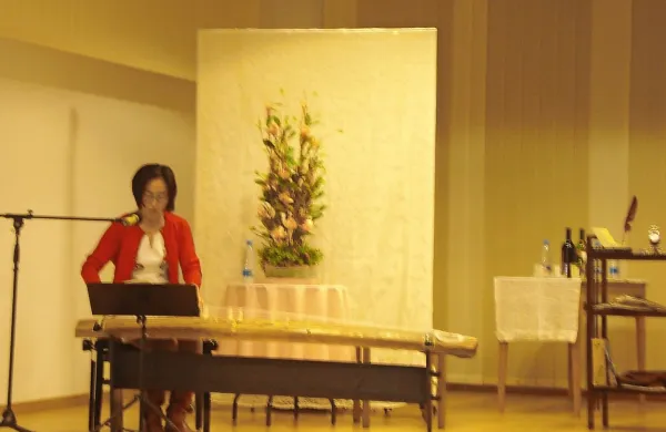 Nagisa Moritoki Škof je večer popestrila z igro na tradicionalni japonski instrument koto.