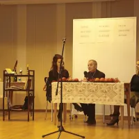 Ivko Spetič  je na večeru japonike predstavil svojo zbirko haikujev, ki nosi ljubezenski naslov 
Midva. Ob njem voditeljica večera Klara Hrvatin (levo) in recitatorka Tanja Volk.