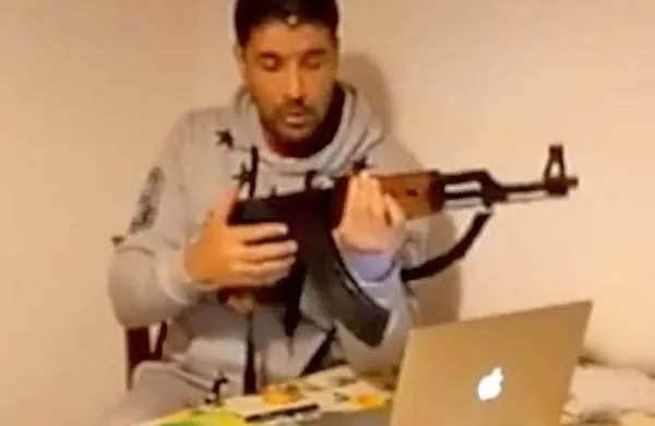 Goriška policija je včeraj aretirala Ajmia Bessema, 34-letnega 
tunizijskega državljana, ki je februarja zaslovel z objavo dveh 
posnetkov, v katerih je imel v rokah avtomatsko puško 
kalašnikov.