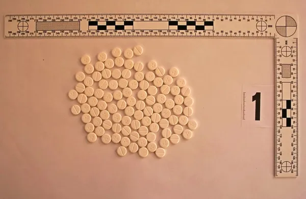 Čeprav so obtoženima zasegli več kot 1500 tablet, ki so celo 
močnejše kot ekstazi, ju sodišče ni  obsodilo, saj lani še niso 
bile na seznamu prepovedanih drog. 