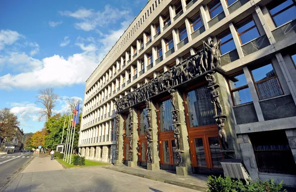 V Islamski skupnostni v Sloveniji so zgroženi ob ponedeljkovem poskusu sežiga Korana pred poslopjem državnega zbora.