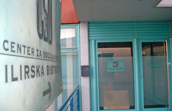 V centrih za socialno delo, ki bodo prešli pod regijske centre, 
podrobnosti reorganizacije še ne poznajo. 