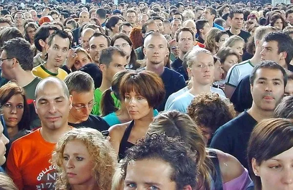 Demenca se pojavi potiho, najpogosteje v starosti, sprva niti 
bližnji ne opazijo znakov bolezni. 