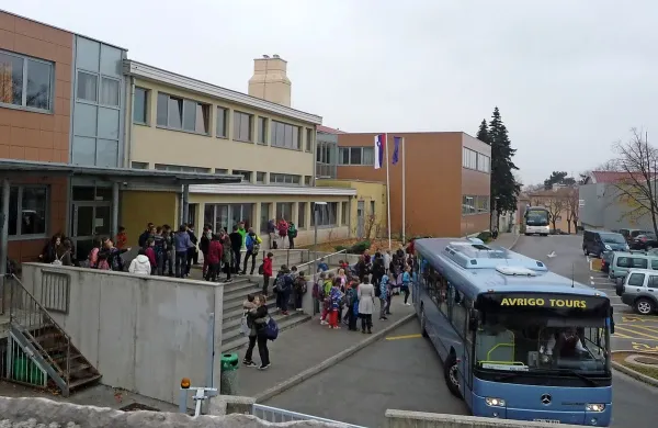 V sežansko osnovno šolo vsako jutro pripelje šolarje kar osem avtobusov. Prav toliko jih popoldne tudi odpelje, pri čemer so zdaj 
zaradi različnih urnikov na vsaki liniji vozili po trikrat, od prvega decembra bodo le še po dvakrat (po šesti in osmi šolski uri).


