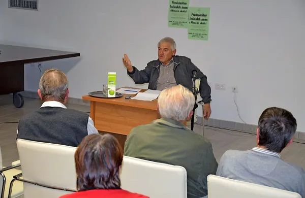 Vlado Klemše je Mirence navdušil z razlago o  domačih 
ledinskih imenih. 