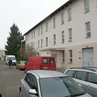 V nekdanjem samskem domu že urejajo sobe za brezdomce 
in za ambulanto za osebe brez zdravstvenega zavarovanja. 
Odprli naj bi jih še letos. 