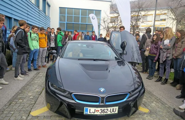 Sošolci so dijakinjo Špelo Erjavec z navdušenjem pospremili na testno vožnjo s športnim 
BMW i8.