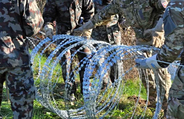Slovenska vojska  žičnato ograjo za usmerjanje migrantov ob 
slovensko-hrvaški meji postavlja tudi v črnomaljski občini.