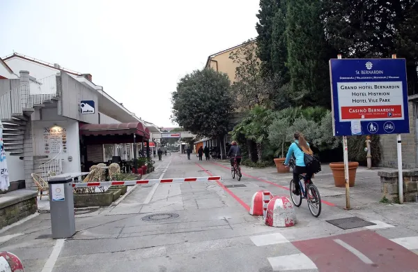 Zdaj promet na Bernardinu omejuje zapornica, v bodoče pa 
naj bi tod potekala glavna cesta med Portorožem in Piranom.  