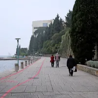 Namesto kolesarske poti in sprehajališča ob obali, bi občina 
od Bernardina do Fornač zgradila cesto. 
