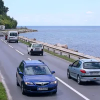 Obalna cesta je bila dolga leta  državna, nedavno je postala 
lokalna. Čigava bo v prihodnje, ni jasno.