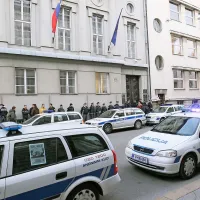  Policisti so na današnji začetek stavke zjutraj opozorili tudi s 
prihodom na Gregorčičevo ulico pred poslopje vlade, kamor 
so se pripeljali z okoli 20 vozili.