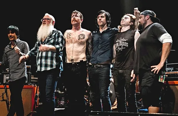 Ameriška rock skupina Eagles of Death Metal, ki je nastopala 
v pariškem Bataclanu, ko so teroristi v petek tam pobili 89 
ljudi, je danes prekinila večdnevni molk in se prvič po napadih 
javno oglasila. 