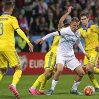 Valter Birsa, obkrožen z ukrajinskimi obrambnimi igralci.