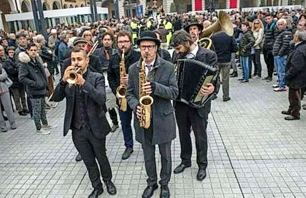 Balkanski ritmi goriške glasbene skupine Radio Zastava so 
včeraj pospremili na poslednjo pot kraljico italijanskega 
cirkusa Moiro Orfei.