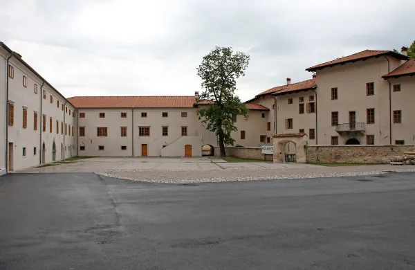 Svetniki vztrajajo, da jim mora župan pokazati  pogodbo, ki jo 
je podpisal z univerzo, Princesu pa se to ne zdi potrebno. “Naj 
si jo pridejo pogledat na občino,” pravi. 
