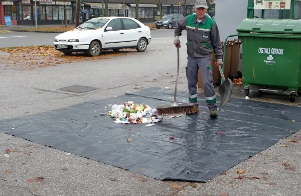 ... in toliko bi jih sodilo  tja. Razlika bi praviloma morala končati v zabojnikih za ločeno zbrane 
odpadke. A očitno ne. 