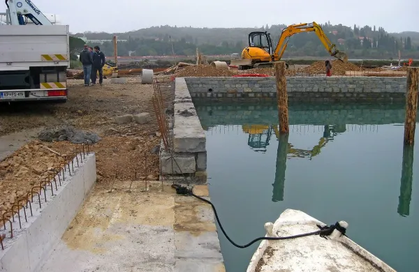 Obalo ribiškega pristanišča v Strunjanu so utrdili s kamnitim 
zidom, ob njem bo prostora za 13 plovil. 