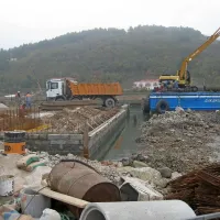 Adriaing je z deli začel v drugi polovici maja, dokončati pa jih 
mora do konca leta. 