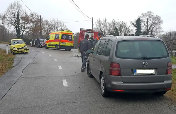 Pri Ponikvah  je  voznica z avtom zapeljala na nasprotni pas in 
trčila v drugo vozilo.