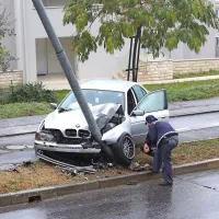 Voznik s Plavij je z BWM-jem objel drog javne razsvetljave.