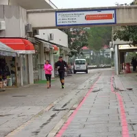 Pešci, rekreativci, kolesarji, skuteristi sobivajo v pešconi 
Bernardina in si ne predstavljajo, da bi jim družbo delali še 
avtomobili.