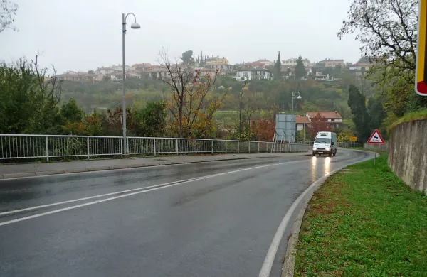 Hoteli Bernardin tožijo piransko občino zaradi zemljišč, po 
katerih zdaj poteka cesta v mesto, in bi jih po  besedah 
župana Petra Bossmana že zdavnaj morali vrniti občini. V 
turističnem podjetju se temu upirajo in trdijo, da je rok za 
vrnitev že zdavnaj zastaral in da občina pač ni izkoristila svoje 
priložnosti. 