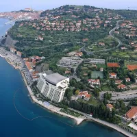 Skupno gre za 245.000 kvadratnih metrov površin, ki jih v 
občini pričakujejo nazaj od Hotelov Bernardin. Gre za parcele, kjer poteka cesta v mesto, in zemljišča nad to cesto. 