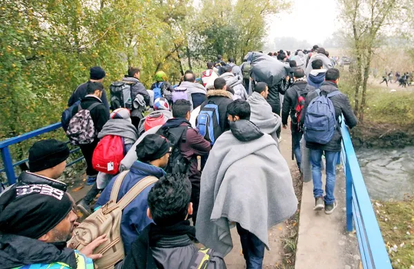 Srbski notranji minister Nebojša Stefanović je že v sredo 
napovedal  ukrepe, potem ko je po njegovih besedah Slovenija začela na meji s Hrvaško v sredo zavračati prve 
skupine migrantov. 