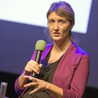 Mojca Pajnik: “Ključno je, da s točke začudenja, empatije, 
prestopimo na točko razumevanja.”