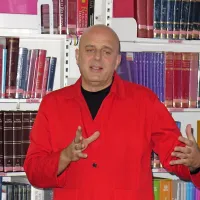 Dragan Živadinov je v Sežani predaval o edinstvenosti Avgusta Černigoja in njegovih delih. 