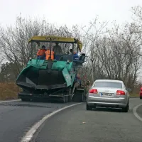 Glavno cesto pod Brkini so ta teden  na treh odsekih preplastili z  novim asfaltom.
