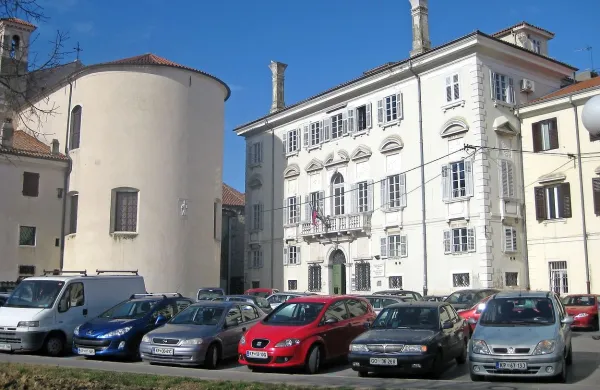 Združenje splošnih knjižnic je nagradilo Osrednjo knjižnico 
Srečka Vilharja Koper (na fotografiji) in Goriško knjižnico 
Franceta Bevka Nova Gorica za projekt Vzpostavitev vzajemnega spletnega portala s priporočilno kakovostno literaturo dobreknjige.si, ki je projekt spodbujanja bralne 
kulture nacionalnega pomena.