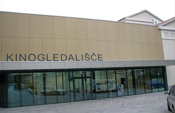 Kinogledališče je sodobno prenovljeno, kar je šlo nekaterim v 
nos, drugim pa je všeč.  