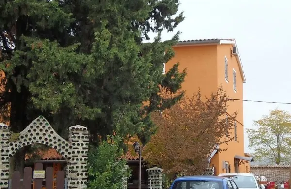 Apartmaji  v  Bačvi pri  Višnjanu, kjer je zaradi zastrupitve z 
ogljikovim monoksidom nedavno umrl mlad par.