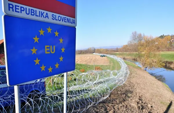 Notranji in pravosodni ministri EU bodo danes na izrednem 
sestanku v Bruslju razpravljali o ukrepanju po terorističnih 
napadih v Parizu, zlasti o krepitvi nadzora na zunanji meji.