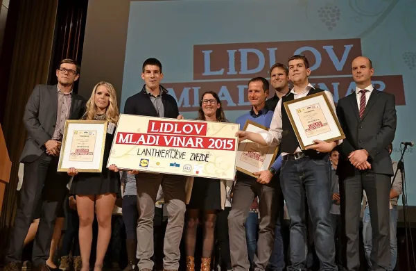 Ekipa Lanthierijeve zvezde z mentorjema dr. Cristele Delsart 
in Markom Lesico, skrajno levo Zoran Bedrač, vodja 
oglaševanja v Lidlu Slovenija in skrajno desno direktor 
podjetja P&F Jeruzalem, Mitja Herga. 