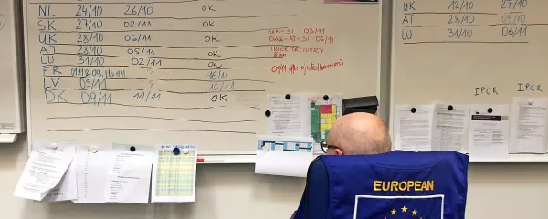Na tabli v kontrolni sobi ažurno spremljajo, kdaj in v kolikšni meri so države, ki so obljubile tehnično pomoč 
Sloveniji oziroma Srbiji, izpolnile svoje obljube. 
