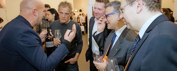 Aleš Kristančič iz kleti Movia (levo) je doživeto predstavil 
svoja vina slovenskemu veleposlaniku dr. Andreju Rahtenu, 
njegovemu italijanskemu kolegu Giorgiu Marrapodiju, koprskemu podžupanu Petru Bolčiču in vinarju z Oslavja pri 
Gorici Dariu Prinčiču (z desne).   