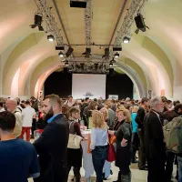 Dvorane v dunajski Muzejski četrti so obiskovalci napolnili takoj, ko je Festival oranžnih vin odprl svoja vrata. 

