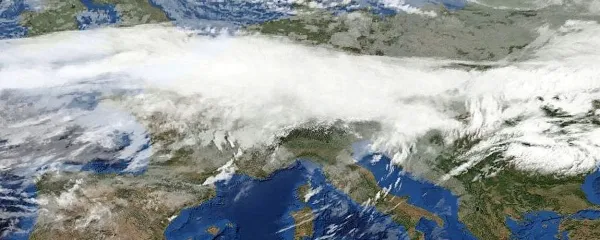 Hladna vremenska fronta je včeraj dosegla Alpe