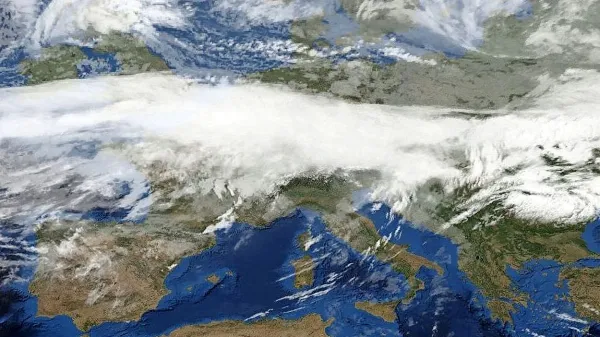 Hladna vremenska fronta je včeraj dosegla Alpe
