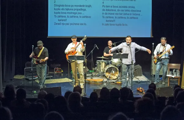Jani Kovačič in Ana Pupedan so z Besnimi pesmimi uprizorili 
odličen finale Kvantavtorskih sabotaž.