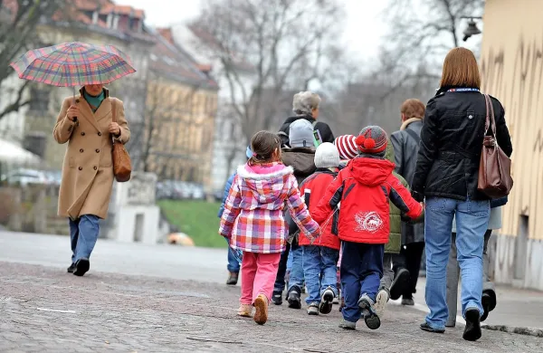  

Neenakost, ki jo občutijo istospolni pari, se nanaša na 
različna področja življenja: od tega, da istospolni partnerji 
nimajo pravice do zdravstvenega zavarovanja po partnerju, 
do tega, da ne morejo posvojiti tujega otroka.