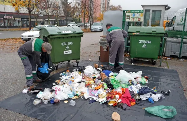 Nove cene za odvoz odpadkov bodo morda rešile vozel tožb 
med Komunalo in občini. Morda pa bodo spor še zaostrile. 