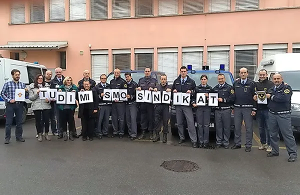 ... in izpred stavbe koprske policijske postaje.