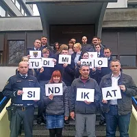 Sporočilo predsedniku vlade izpred stavbe novogoriške policijske uprave ...