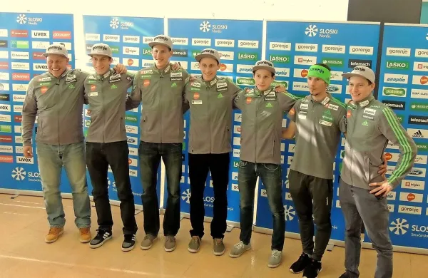 Slovenski skakalci so bili drugi na uvodni ekipni tekmi sezone 
svetovnega pokala v smučarskih skokih v nemškem Klingenthalu.