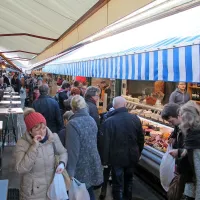 Naschmarkt je največja dunajska tržnica, kjer se z avstrijskimi 
prepletajo tudi orientalski okusi. 