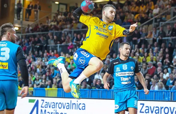 Koprski up Aleks Vlah (z žogo) je v zadnjem času v izvrstni 
strelski formi. 